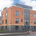 Elliot Oliver - Luxurious Two Bedroom Apartment With Parking