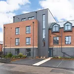 Elliot Oliver - Luxurious Two Bedroom Apartment With Parking