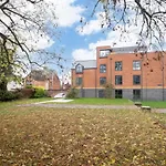 Elliot Oliver - Luxurious Two Bedroom Apartment With Parking