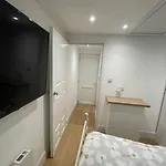 1 Bedroom Guest Suite Near City Centre.