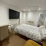 1 Bedroom Guest Suite Near City Centre.