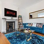 4 Bedroom Home With Garden, Game Room, Parking- Esho Stays
