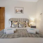 4 Bedroom Home With Garden, Game Room, Parking- Esho Stays