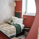 Gloucester Getaway With Gaming Room, Desk & Parking