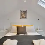 2 Bedroom City Centre Apartment With Free Parking