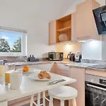2 Bedroom City Centre Apartment With Free Parking