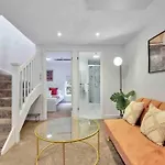 2 Bedroom City Centre Apartment With Free Parking