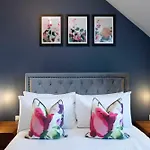 Elliot Oliver - Loft Style 2 Bedroom Apartment With Parking In The Docks