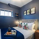 Elliot Oliver - Loft Style 2 Bedroom Apartment With Parking In The Docks