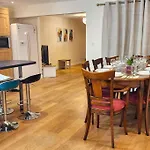 Gilpin Villa 4Bedroom Wifi, Parking, Netflix, Garden