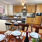 Gilpin Villa 4Bedroom Wifi, Parking, Netflix, Garden