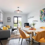 Elliot Oliver - Stylish 2 Bedroom Apartment With Parking In The Docks