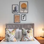 Elliot Oliver - Stylish 2 Bedroom Apartment With Parking In The Docks