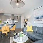 Elliot Oliver - Stylish 2 Bedroom Apartment With Parking In The Docks