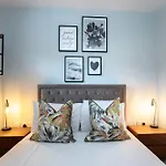 Elliot Oliver - Stylish 2 Bedroom Apartment With Parking In The Docks