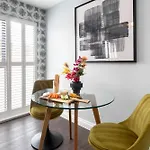 Elliot Oliver - Charming One Bedroom Apartment With Parking In The Docks
