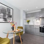Elliot Oliver - Charming One Bedroom Apartment With Parking In The Docks