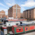 Modern Apartment In Historic Gloucester Quays