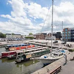 Modern Apartment In Historic Gloucester Quays
