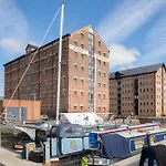 Modern Apartment In Historic Gloucester Quays