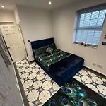 Gloucester - Apartment - Sleeps 2 - Parking - 97Ws
