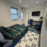 Gloucester - Apartment - Sleeps 2 - Parking - 97Ws