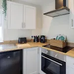 4 Bedroom, Sleeps 8, 3 Bathroom, Hot Tub, Wifi, Smart Tvs In Each Room 3 Min Walk To Kingsholm Stadium