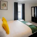 4 Bedroom, Sleeps 8, 3 Bathroom, Hot Tub, Wifi, Smart Tvs In Each Room 3 Min Walk To Kingsholm Stadium
