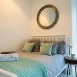 Stylish Apartment Close To Gloucester Quays & Docks