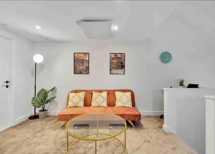 2 Bedroom City Centre Apartment With Free Parking