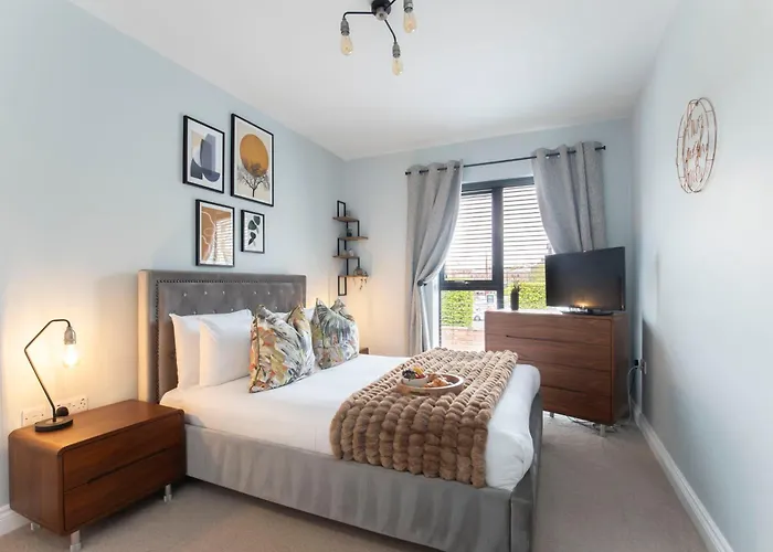 Elliot Oliver - Stylish 2 Bedroom Apartment With Parking In The Docks