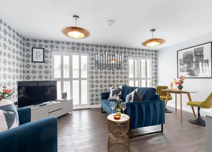 Elliot Oliver - Charming One Bedroom Apartment With Parking In The Docks