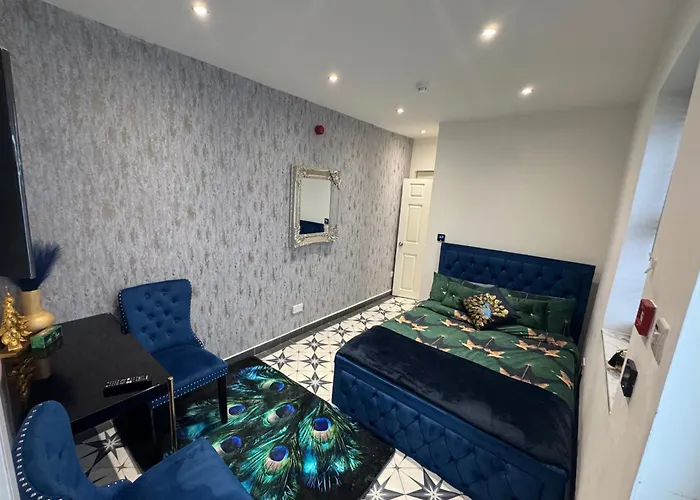 Gloucester - Apartment - Sleeps 2 - Parking - 97Ws