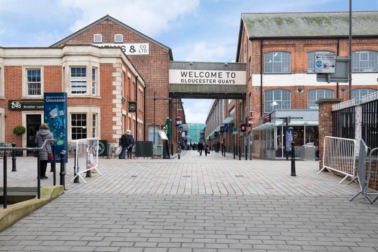 Elliot Oliver - Loft Style 2 Bedroom With Parking In The Docks *