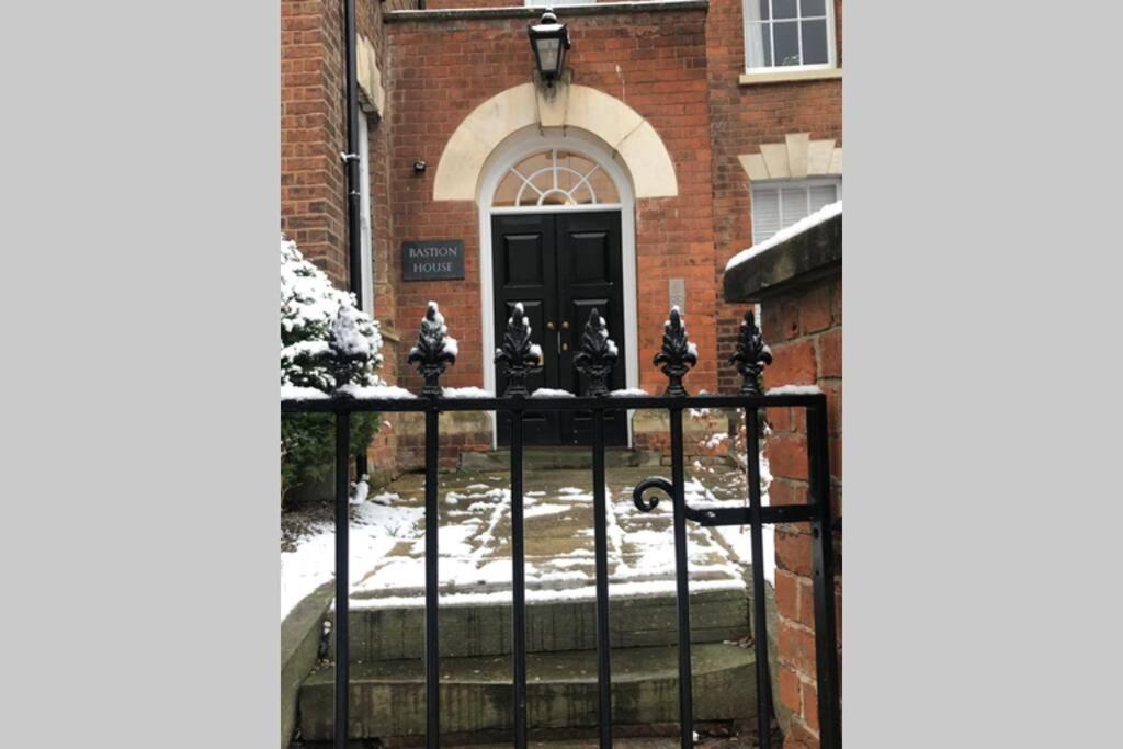 Quiet Close To Quays/docks Apartment *