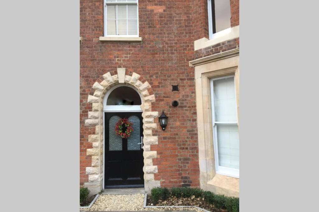 Quiet Close To Quays/docks Apartment *