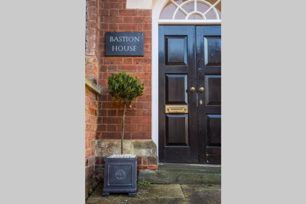 Quiet Close To Quays/docks Apartment *