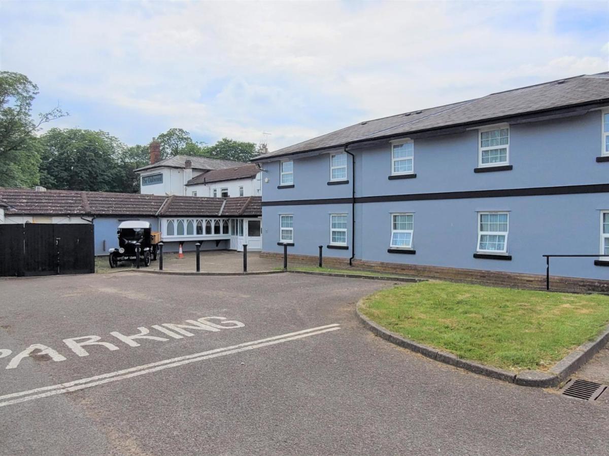 Hotel The Oakwood By Roomsbooked