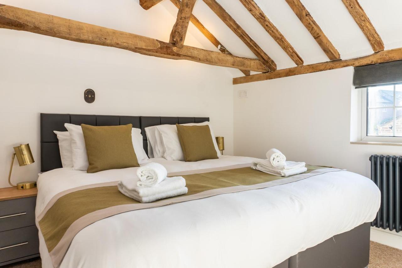 Gloucester-modernised 4 Bedroom Cottage-sleeps 8-free Parking-fast Wi-fi Holiday home
