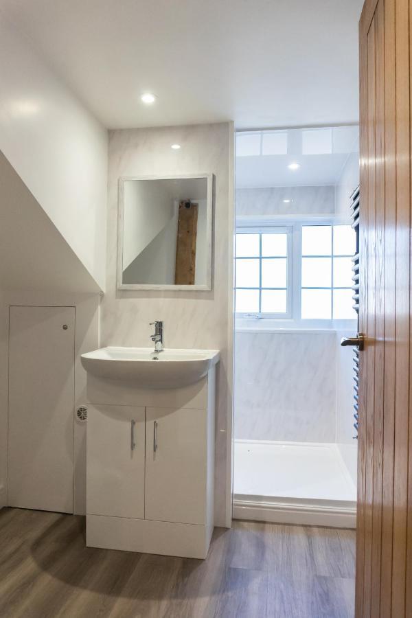 Gloucester-modernised 4 Bedroom Cottage-sleeps 8-free Parking-fast Wi-fi *