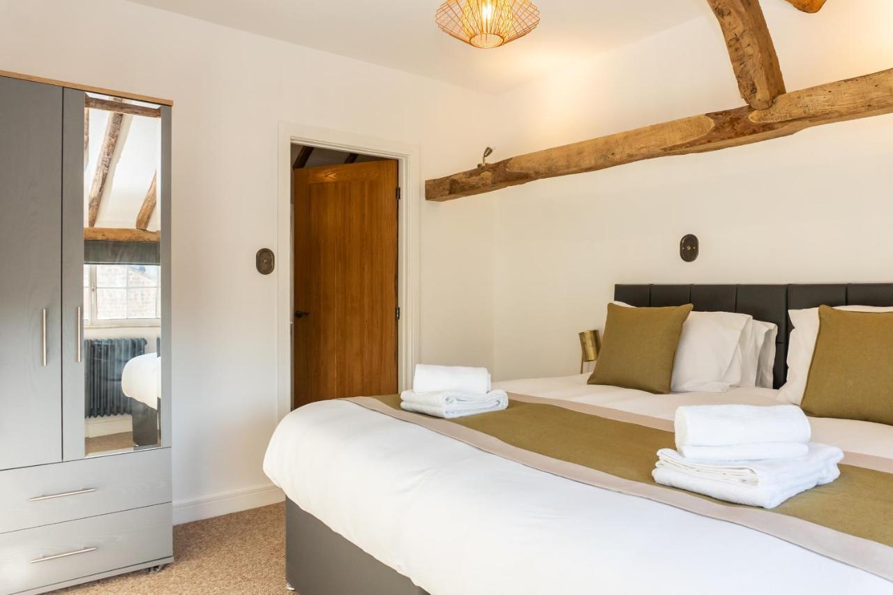 Holiday home Gloucester-modernised 4 Bedroom Cottage-sleeps 8-free Parking-fast Wi-fi *