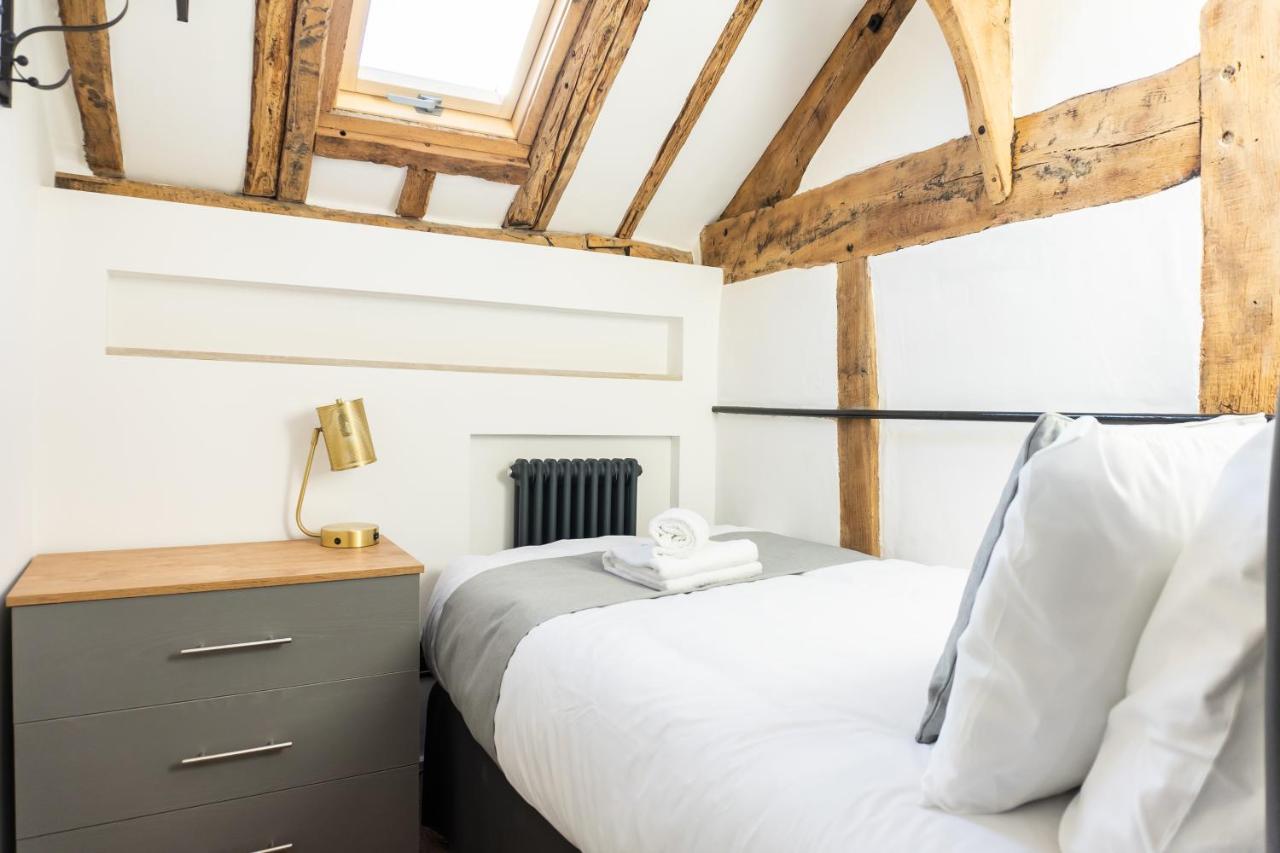 Holiday home Gloucester-modernised 4 Bedroom Cottage-sleeps 8-free Parking-fast Wi-fi