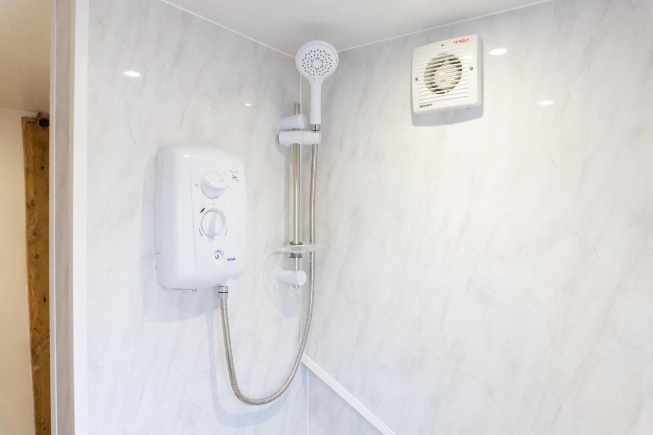 Gloucester-modernised 4 Bedroom Cottage-sleeps 8-free Parking-fast Wi-fi Holiday home