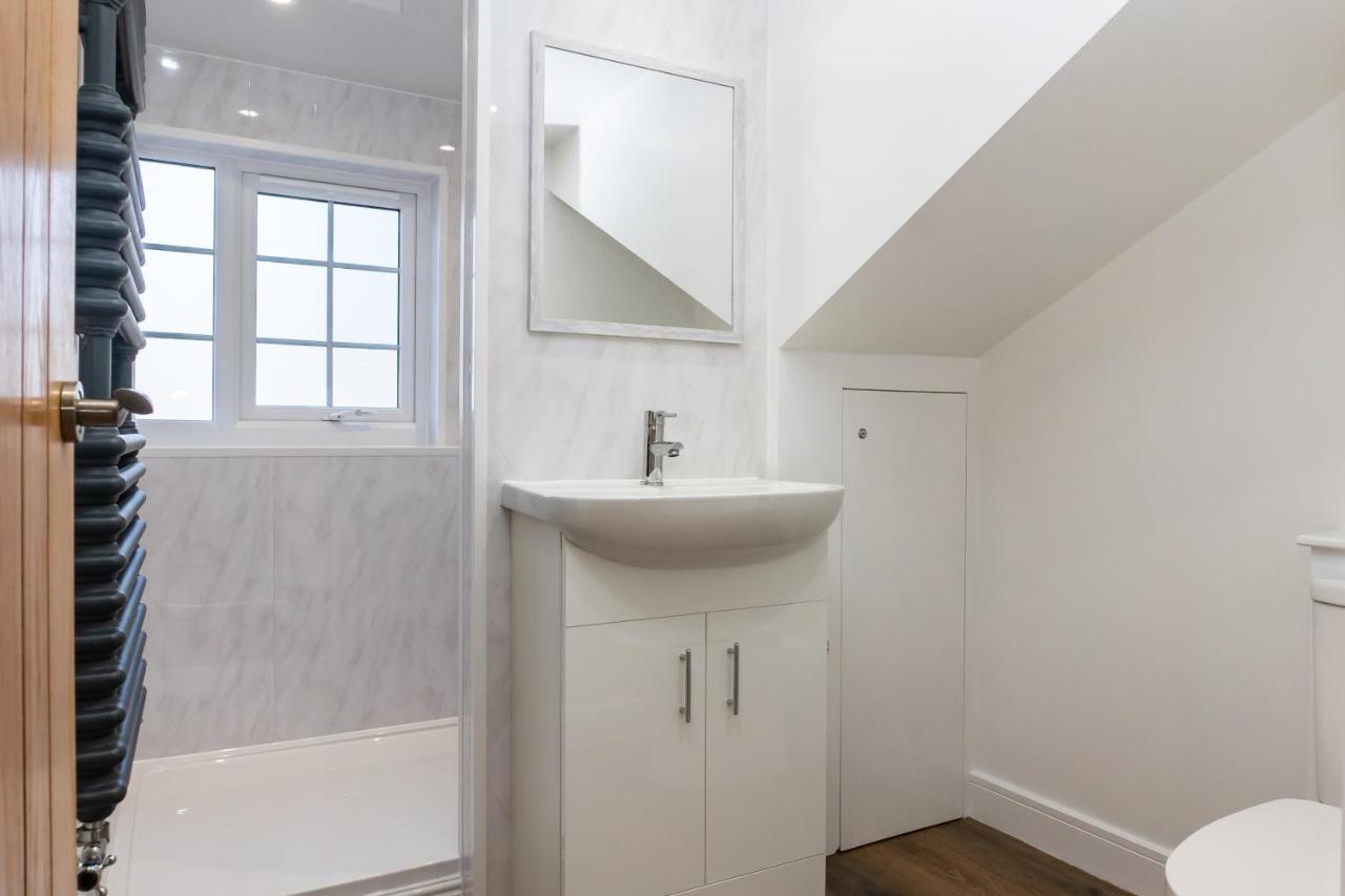 Holiday home Gloucester-modernised 4 Bedroom Cottage-sleeps 8-free Parking-fast Wi-fi