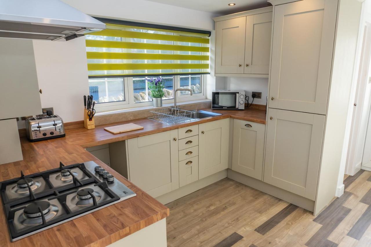 Gloucester-modernised 4 Bedroom Cottage-sleeps 8-free Parking-fast Wi-fi Holiday home