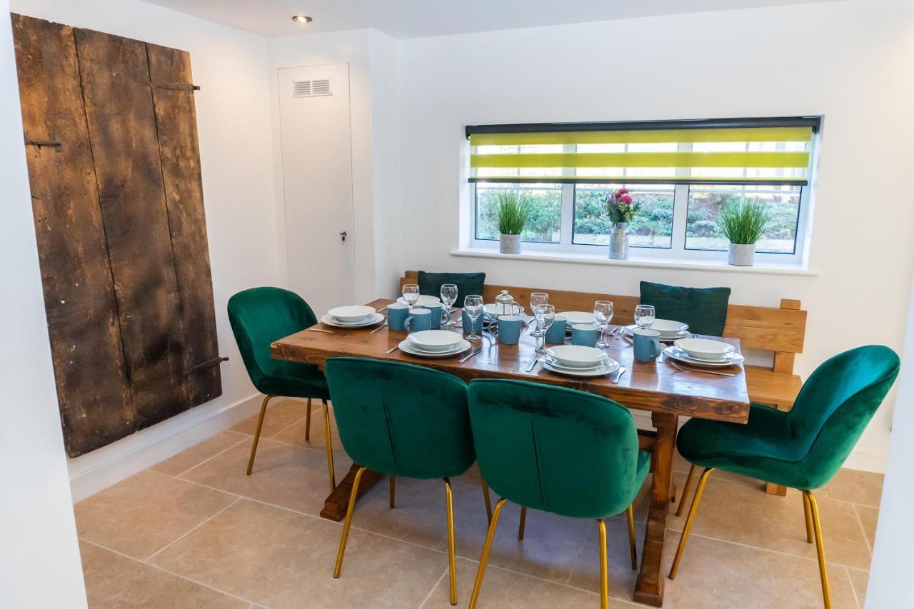 Holiday home Gloucester-modernised 4 Bedroom Cottage-sleeps 8-free Parking-fast Wi-fi *