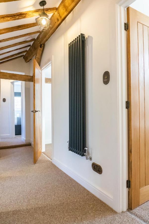 Holiday home Gloucester-modernised 4 Bedroom Cottage-sleeps 8-free Parking-fast Wi-fi *