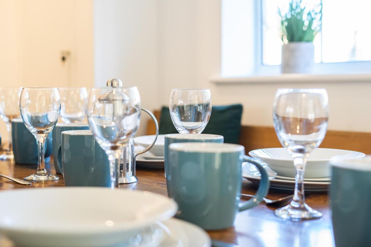 Gloucester-modernised 4 Bedroom Cottage-sleeps 8-free Parking-fast Wi-fi Holiday home *