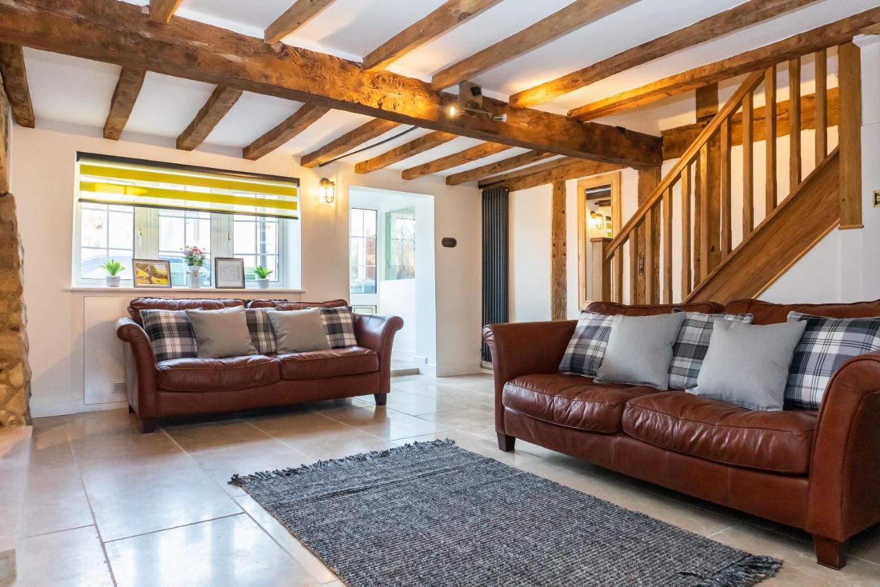 Gloucester-modernised 4 Bedroom Cottage-sleeps 8-free Parking-fast Wi-fi