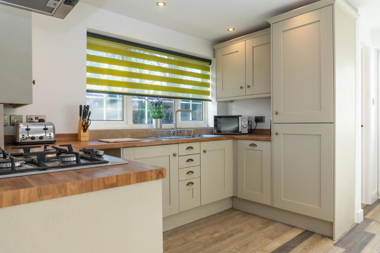 Gloucester-modernised 4 Bedroom Cottage-sleeps 8-free Parking-fast Wi-fi Gloucester